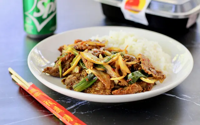 Stir-fried beef with vegetables